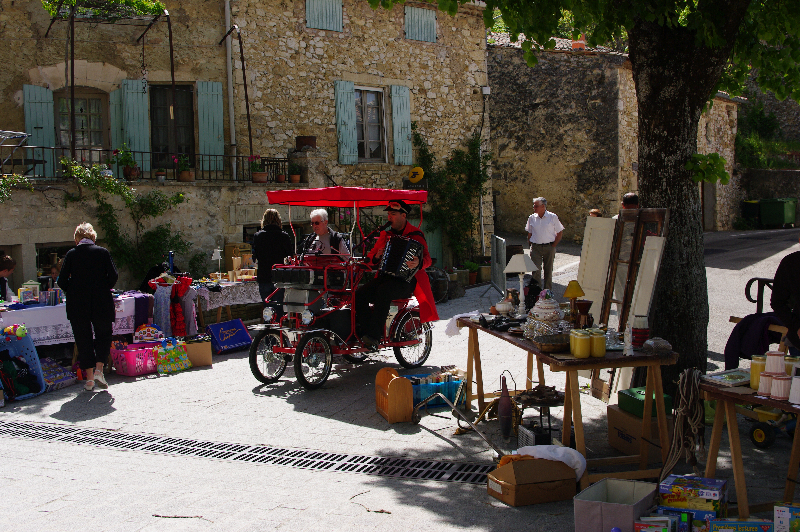 vide-grenier-aurel-vaucluse-3