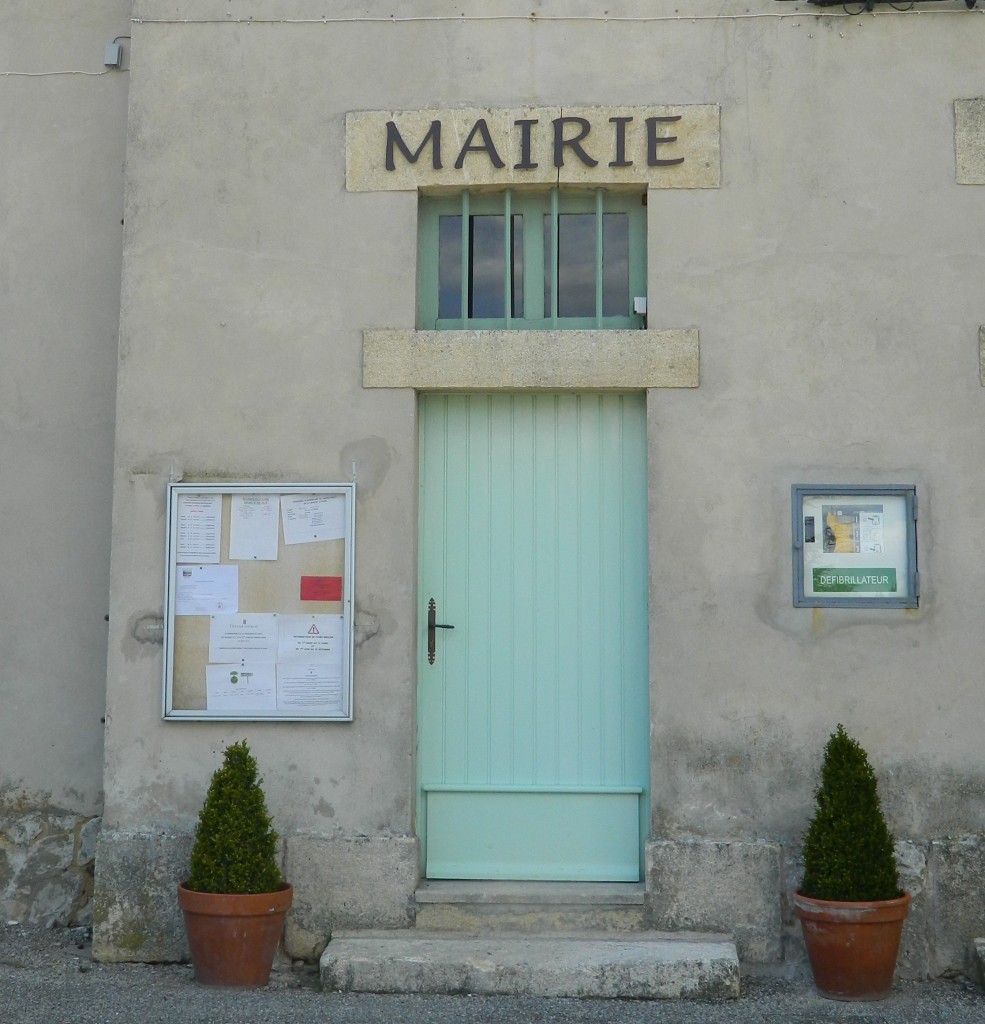 Inscription Mairie au dessus de la porte d'entrée