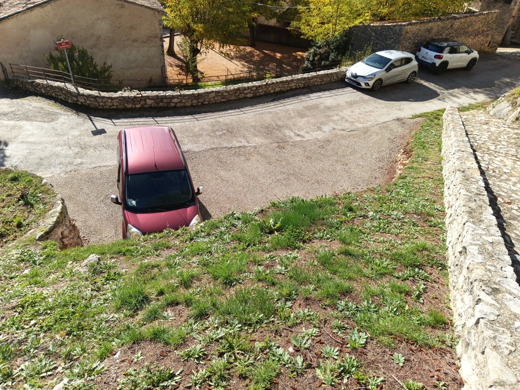 PARKING  SOUS L EGLISE